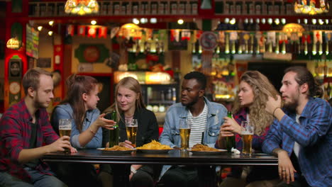 Afroamerikaner-Mit-Freunden-In-Einer-Bar,-Trinken-Bier-Und-Essen-Chips-Mit-Freunden.